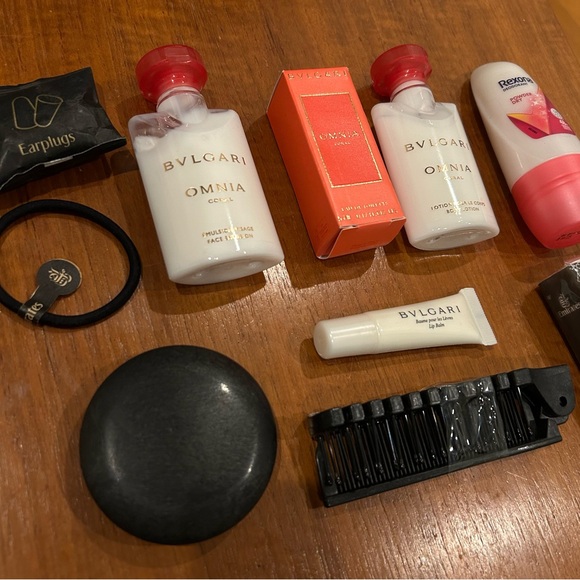 BVLGARI | Emirates Toiletry Bag for Women - Picture 7 of 10